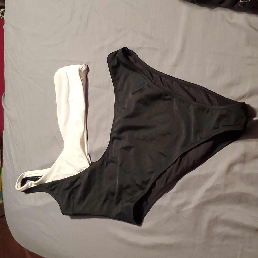 NEW Kendall + Kylie one piece swimsuit size XL